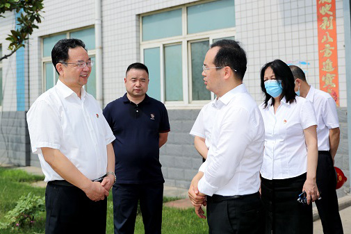 郑州市委常委、市纪委书记杜新军一行莅临eBET易博调研指导事情